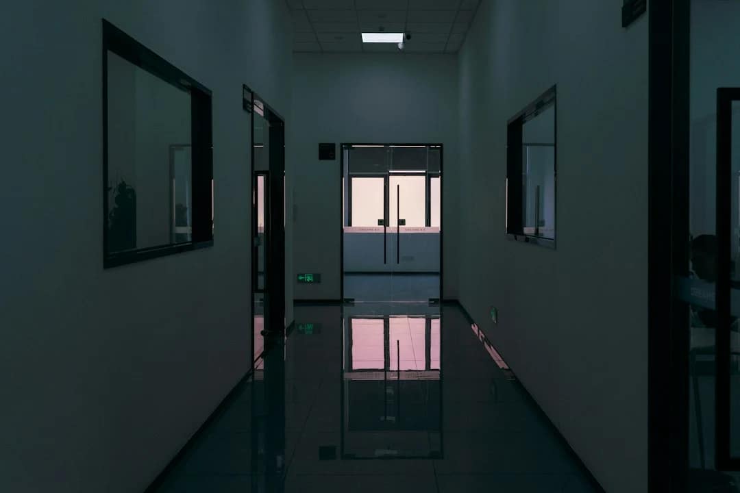你那排绿钩子里，有几个保安是真在上班