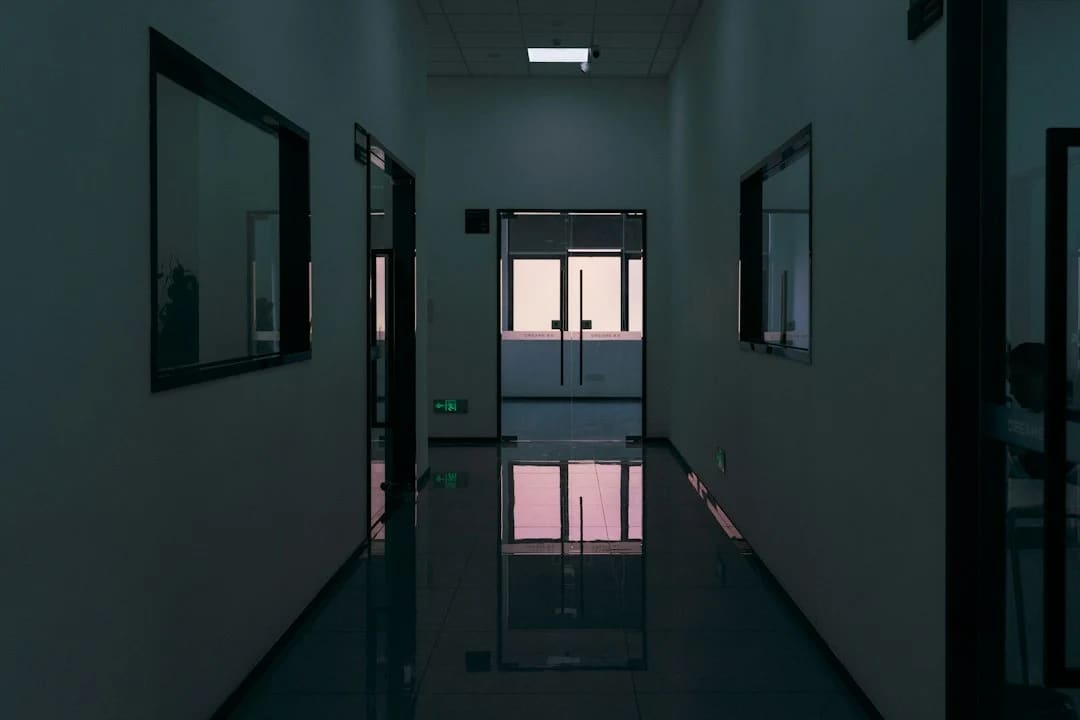 你那排绿钩子里，有几个保安是真在上班