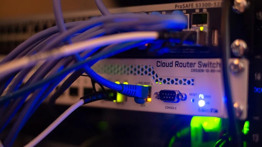 让 LLM 配 MikroTik,最难的不是它会配