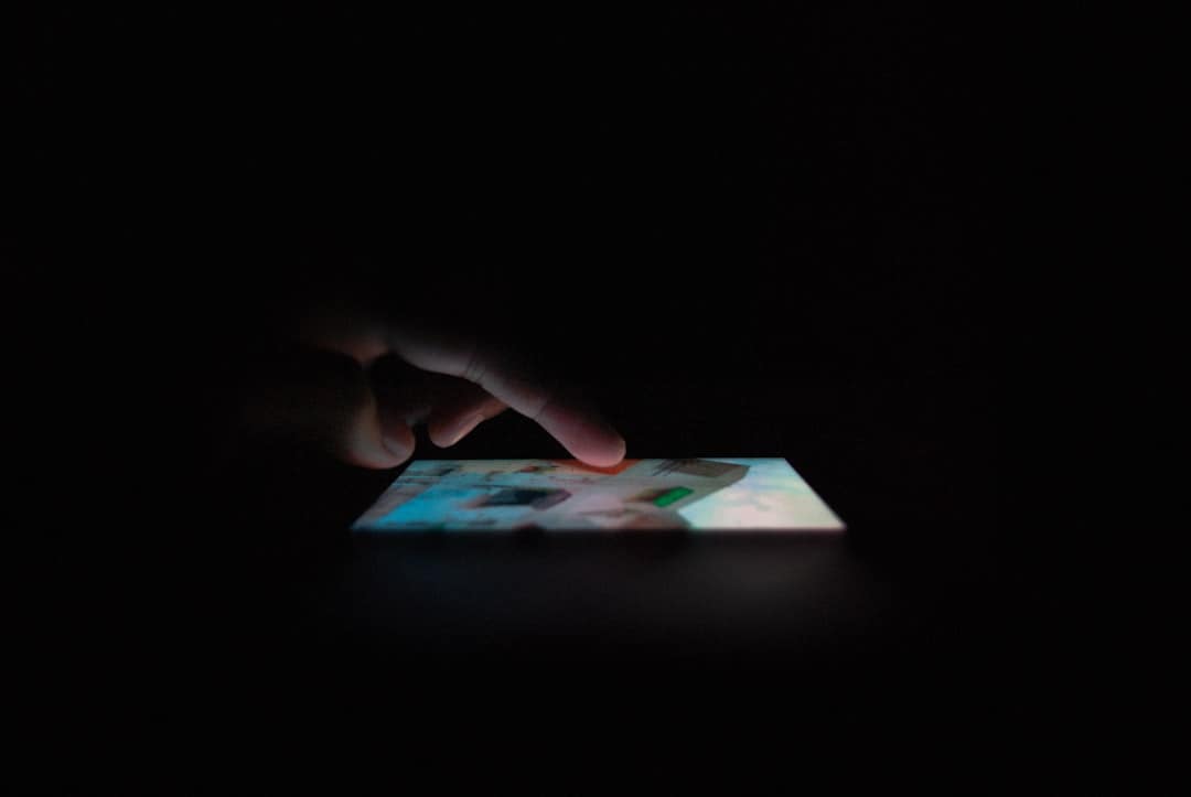 一个能自己写自己的 HTML,我在 Safari 上捏碎了