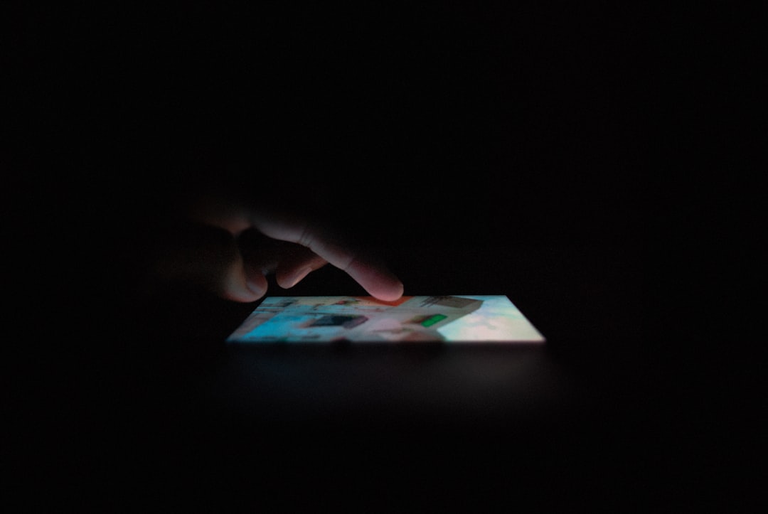 一个能自己写自己的 HTML，我在 Safari 上捏碎了